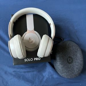 BEATS SOLO PRO Noise Cancelling Bluetooth Wireless Headphones/With carrying case